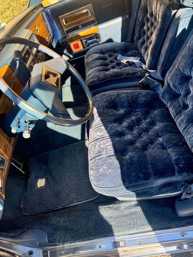 Cadillac-fleetwood-brougham-1982-4