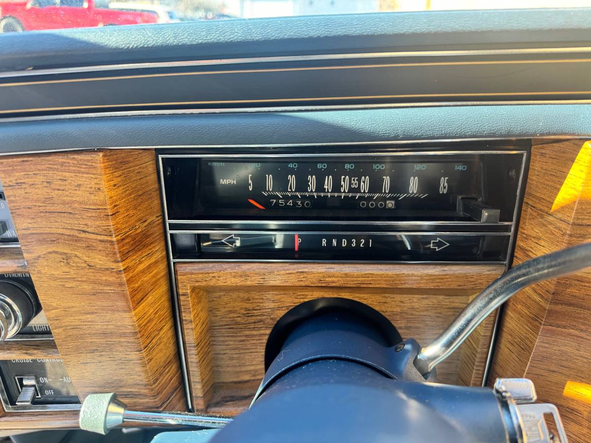 Cadillac-fleetwood-brougham-1982-5