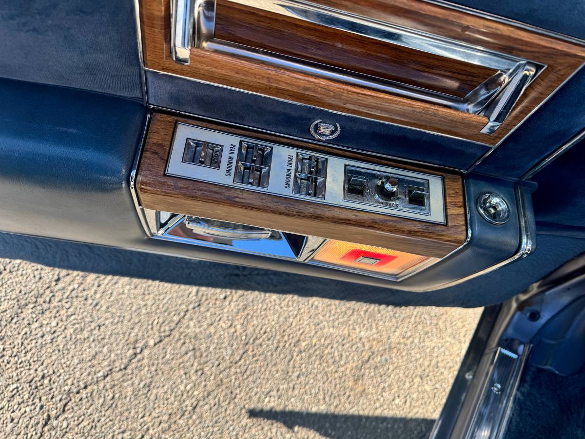 Cadillac-fleetwood-brougham-1982-7