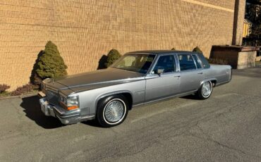 Cadillac-fleetwood-brougham-1982-8