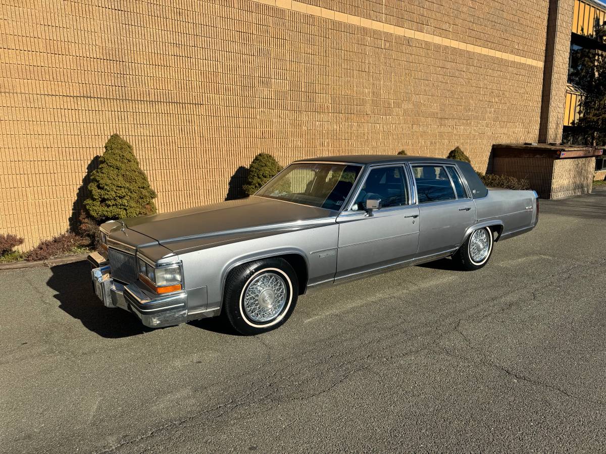Cadillac-fleetwood-brougham-1982-8