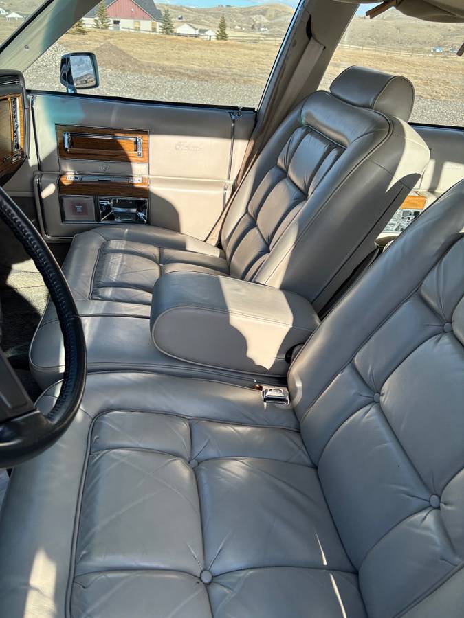 Cadillac-fleetwood-brougham-1984-silver-1