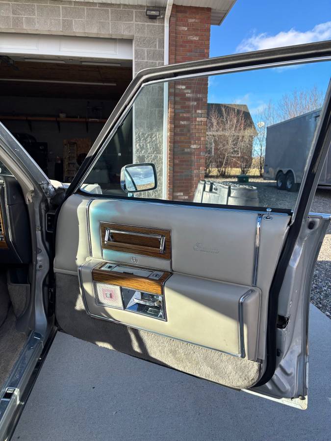 Cadillac-fleetwood-brougham-1984-silver-10