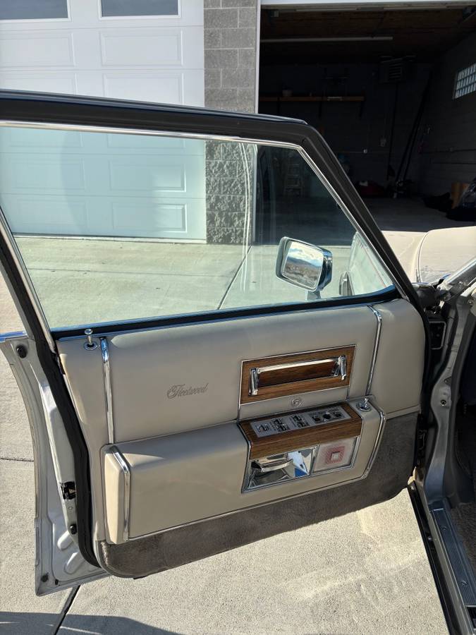 Cadillac-fleetwood-brougham-1984-silver-13