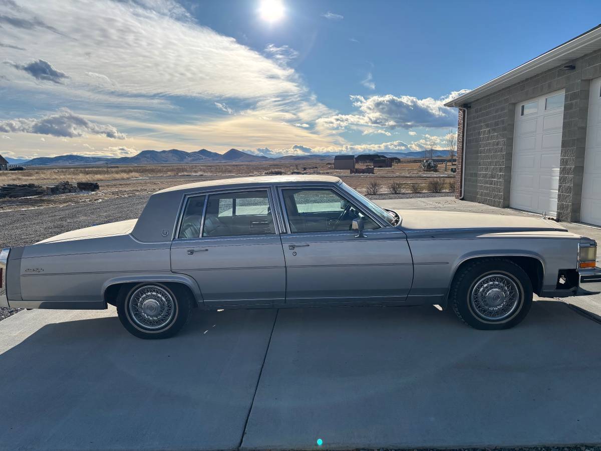 Cadillac-fleetwood-brougham-1984-silver-14