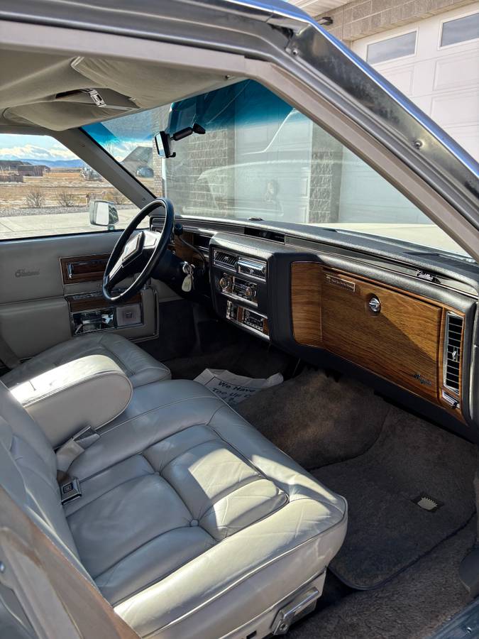 Cadillac-fleetwood-brougham-1984-silver-3