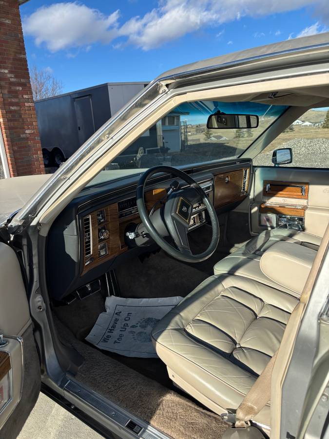 Cadillac-fleetwood-brougham-1984-silver-4