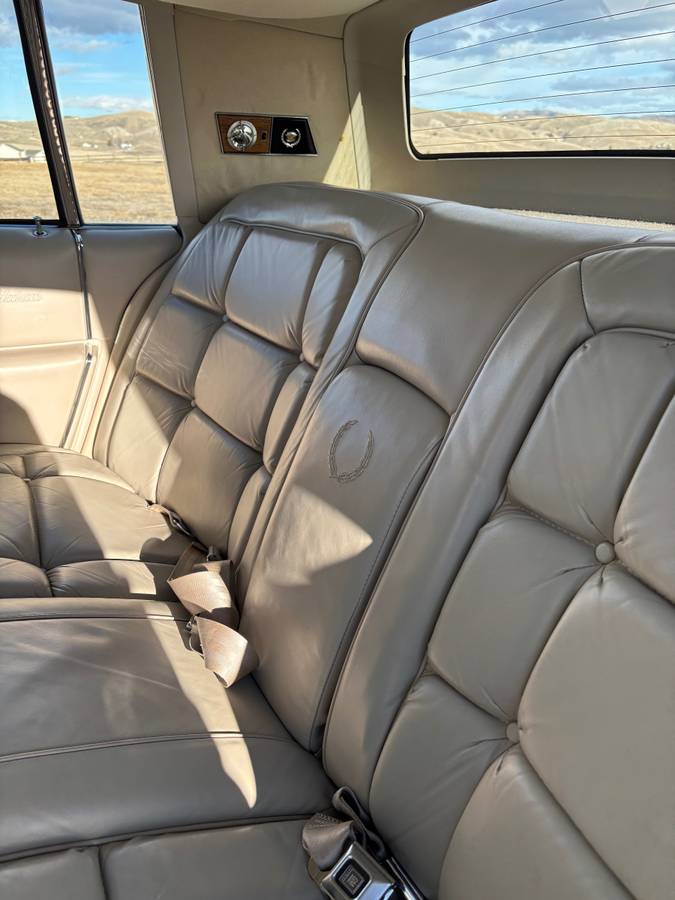 Cadillac-fleetwood-brougham-1984-silver-5