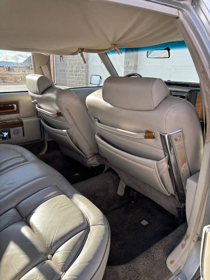 Cadillac-fleetwood-brougham-1984-silver-6