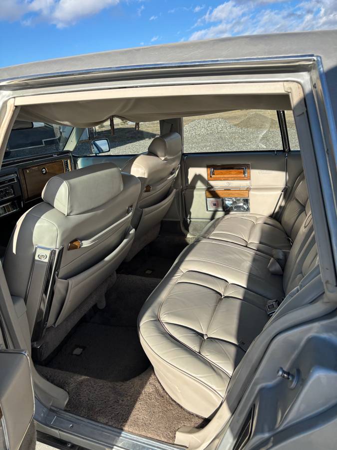 Cadillac-fleetwood-brougham-1984-silver-7