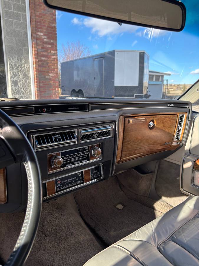 Cadillac-fleetwood-brougham-1984-silver-8