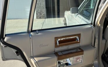 Cadillac-fleetwood-brougham-1984-silver-9