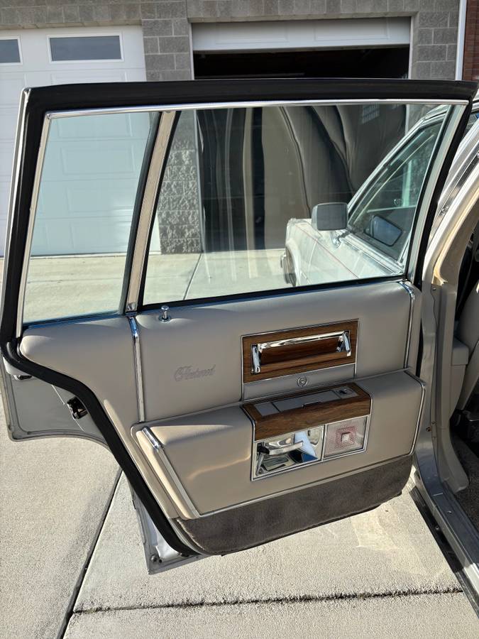 Cadillac-fleetwood-brougham-1984-silver-9