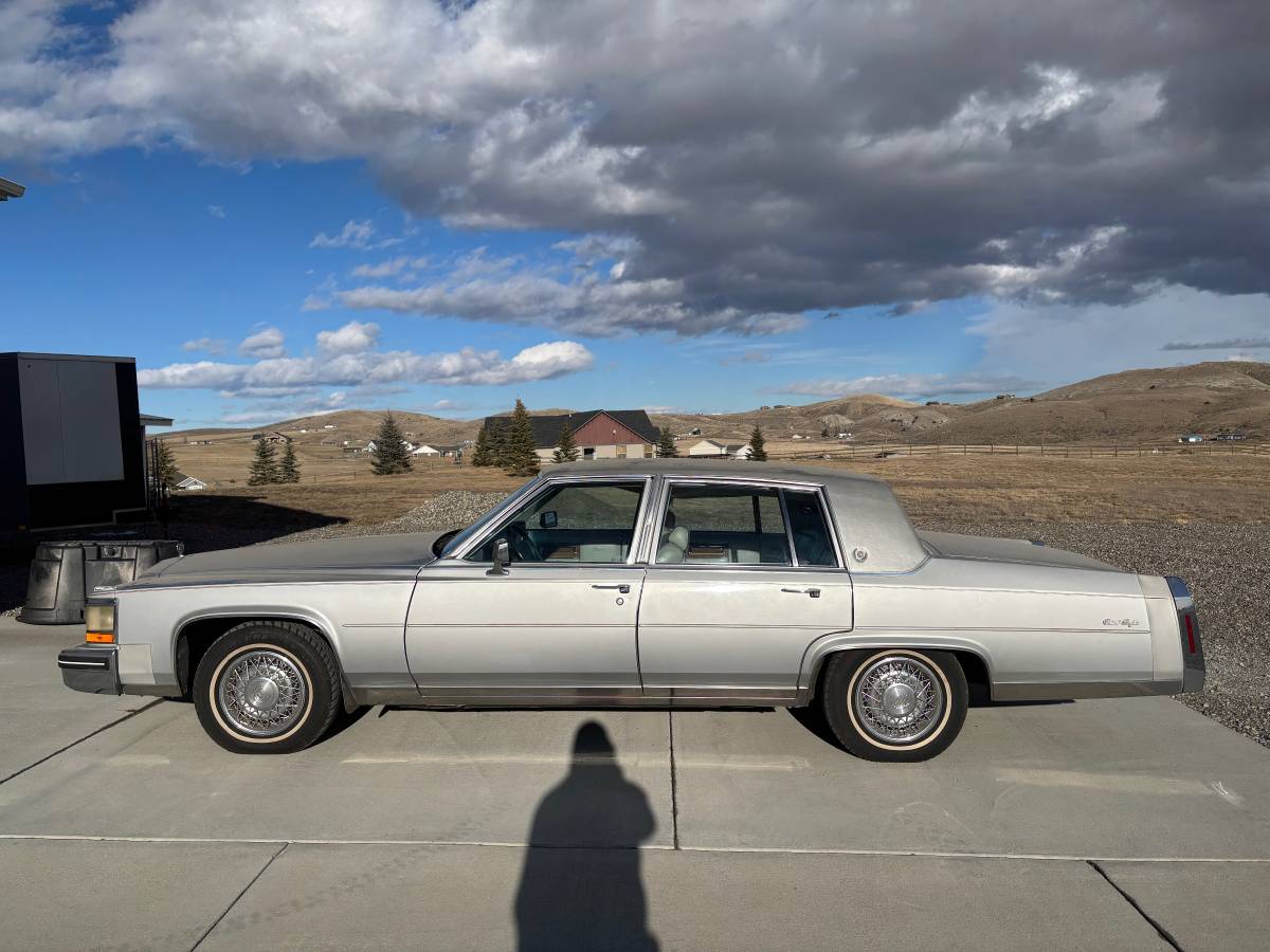 Cadillac-fleetwood-brougham-1984-silver