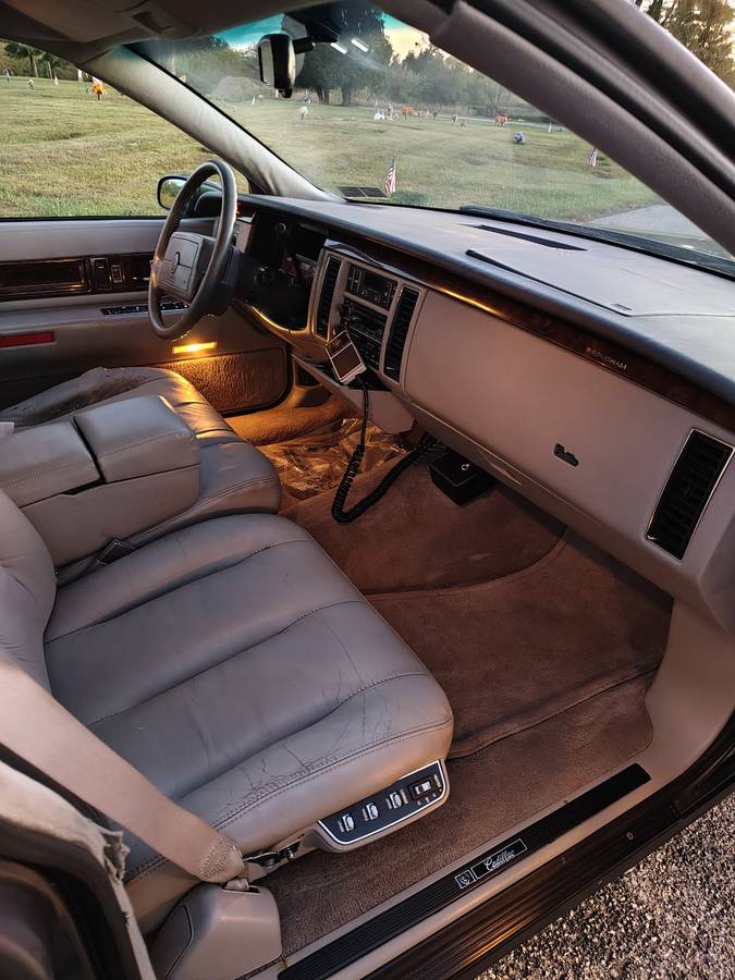Cadillac-fleetwood-brougham-1993-grey-4