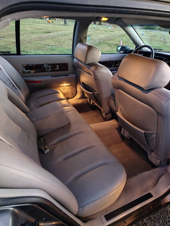 Cadillac-fleetwood-brougham-1993-grey-5