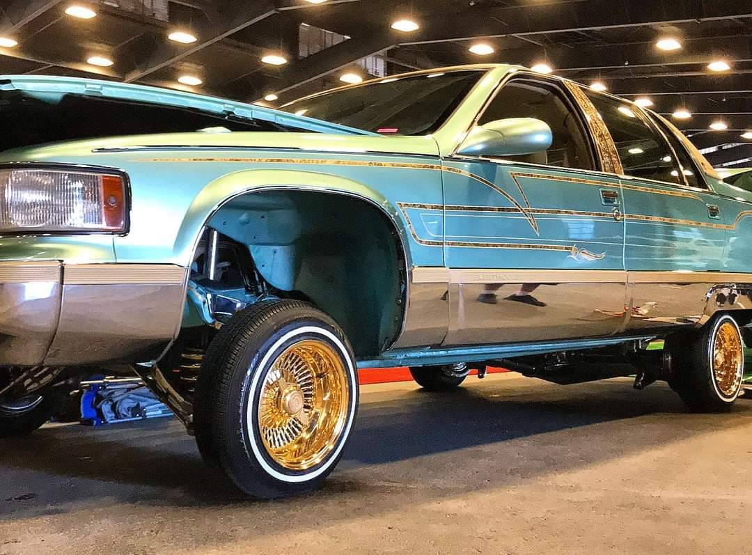 Cadillac-fleetwood-brougham-1995-custom-12