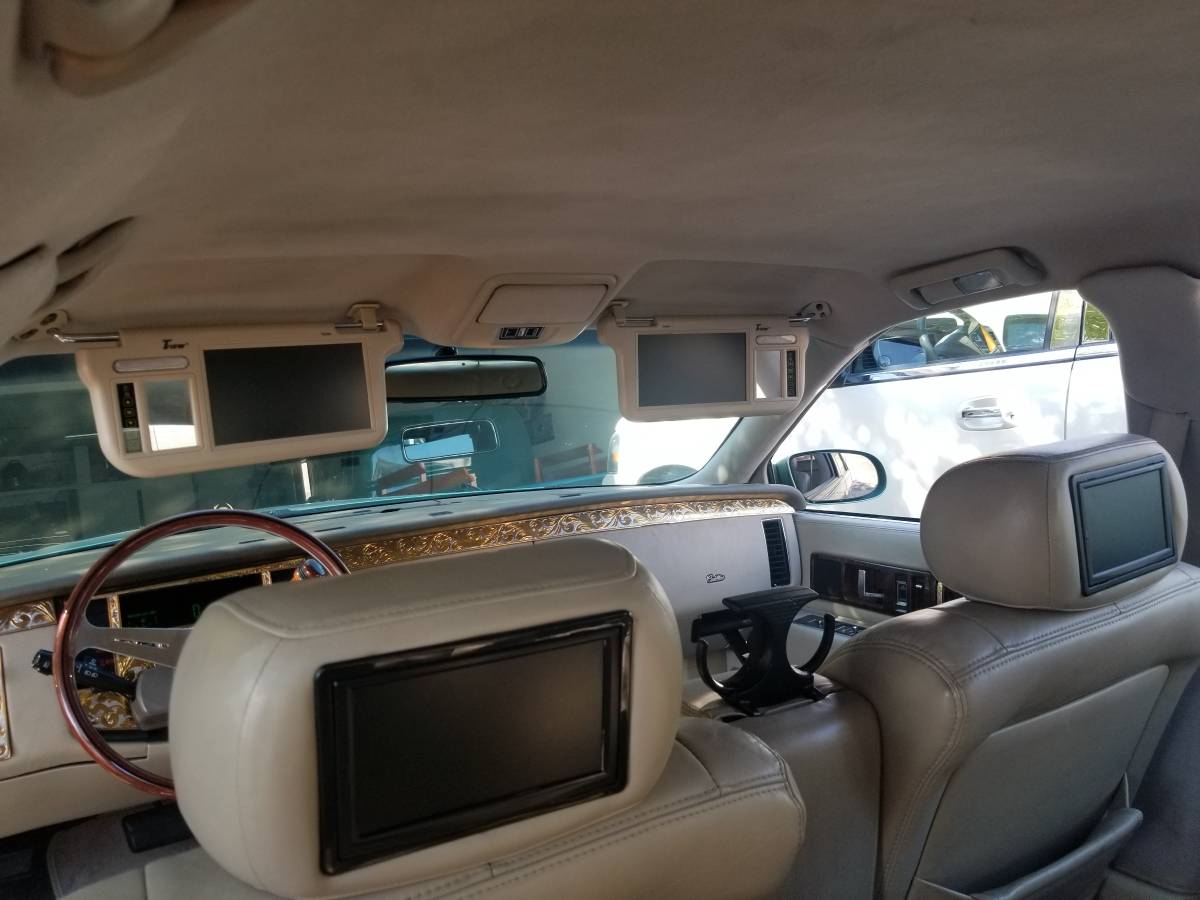 Cadillac-fleetwood-brougham-1995-custom-15