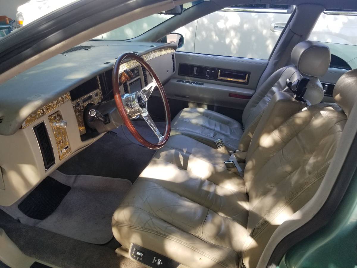 Cadillac-fleetwood-brougham-1995-custom-16