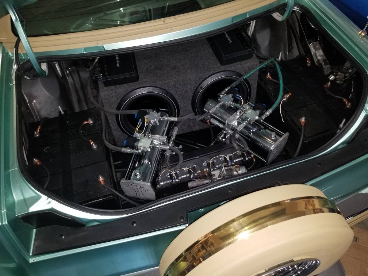 Cadillac-fleetwood-brougham-1995-custom-18