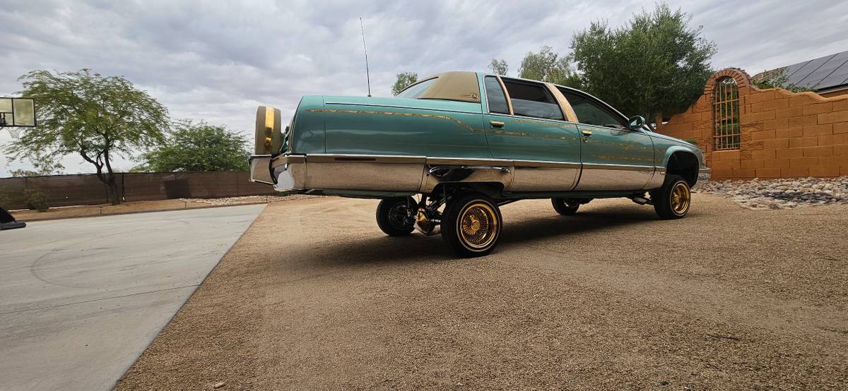 Cadillac-fleetwood-brougham-1995-custom-19