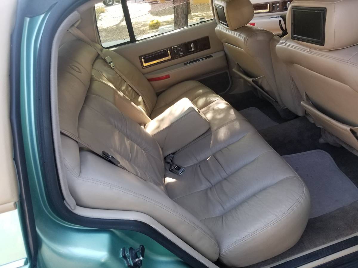 Cadillac-fleetwood-brougham-1995-custom-5