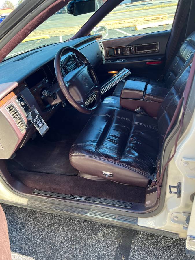 Cadillac-fleetwood-brougham-1995-white-1