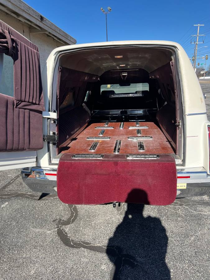 Cadillac-fleetwood-brougham-1995-white-3