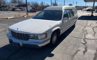 Cadillac-fleetwood-brougham-1995-white