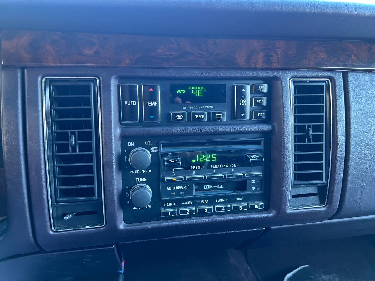 Cadillac-fleetwood-brougham-1995-white-5