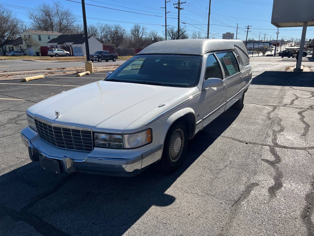 Cadillac-fleetwood-brougham-1995-white