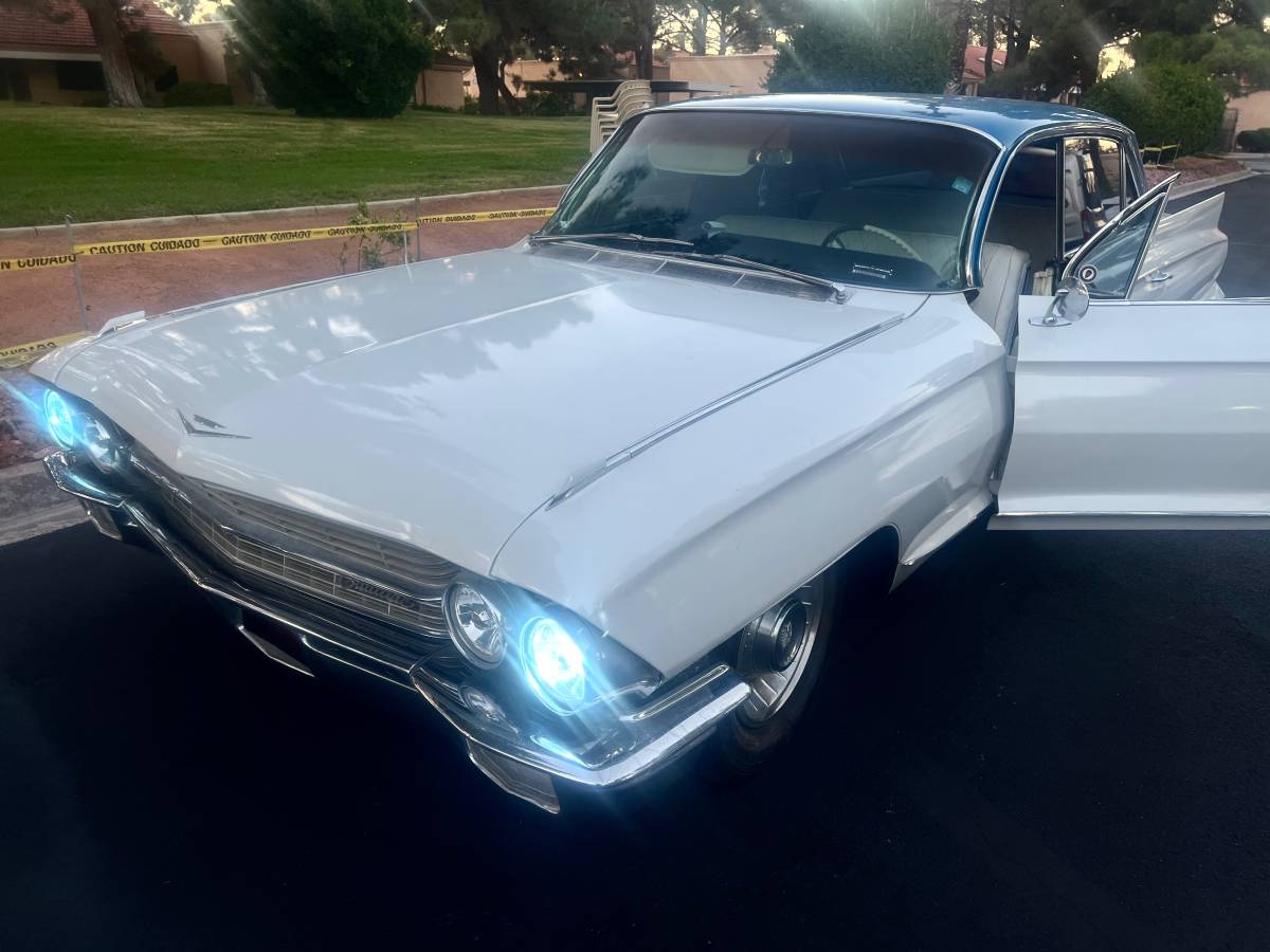 Cadillac-sedan-deville-1962-white-11