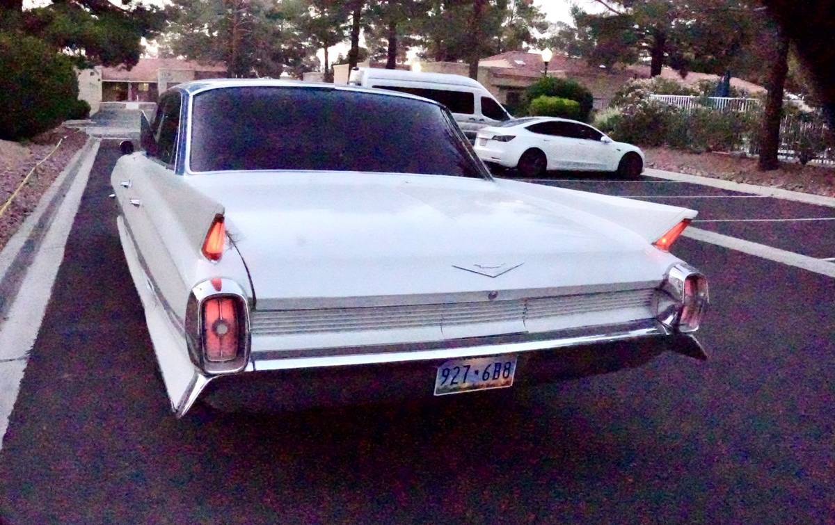 Cadillac-sedan-deville-1962-white-18
