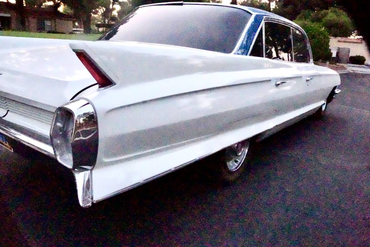 Cadillac-sedan-deville-1962-white-19