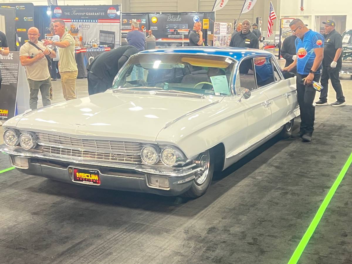 Cadillac-sedan-deville-1962-white-2