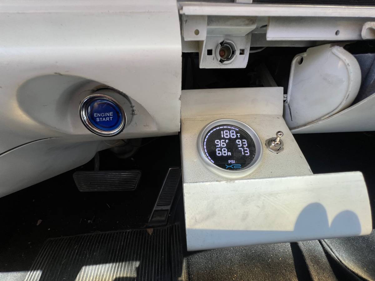 Cadillac-sedan-deville-1962-white-21