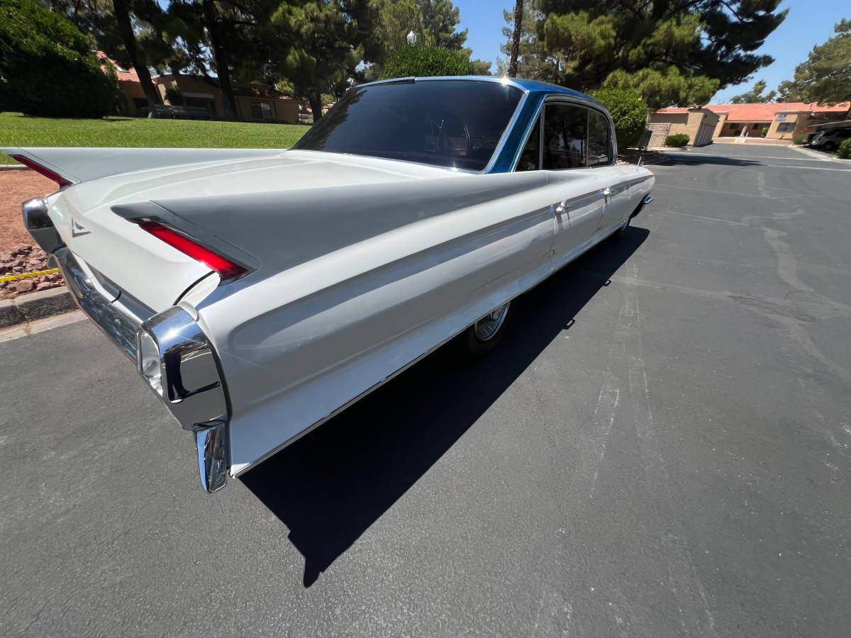 Cadillac-sedan-deville-1962-white-22