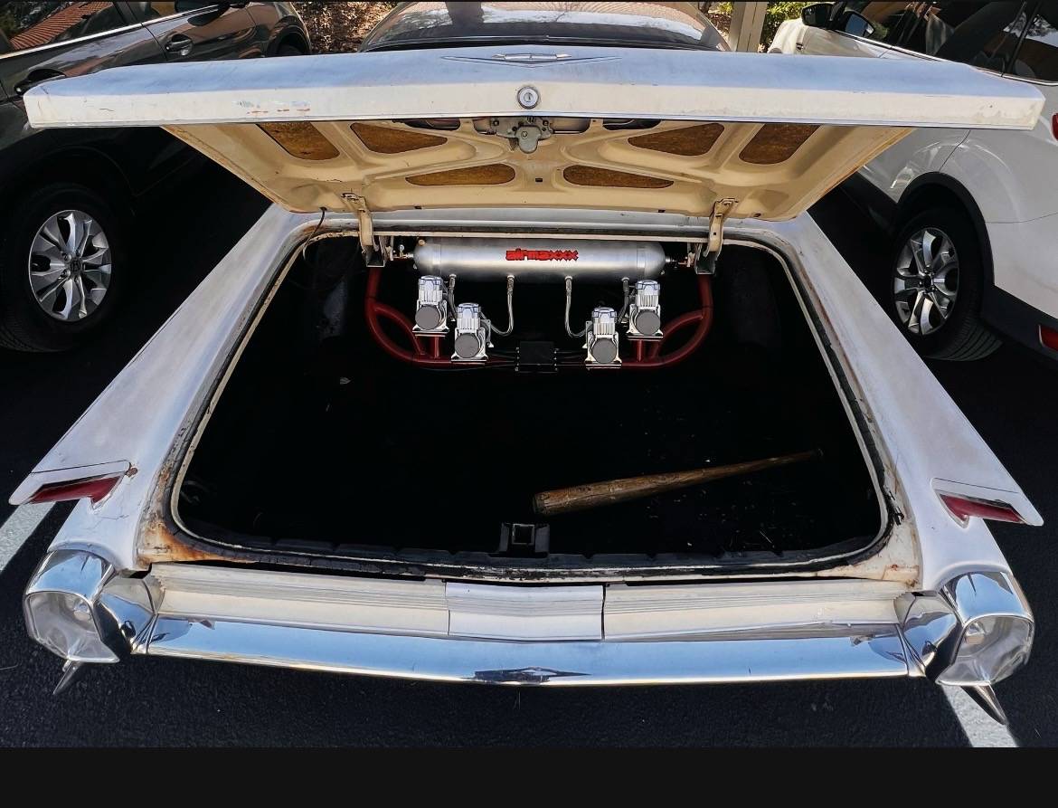 Cadillac-sedan-deville-1962-white-7