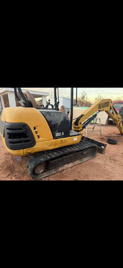 Cat-mni-excavator-diesel-1990-yellow