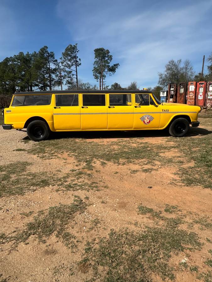 Checker-aero-bus-checker-convoy-1967-yellow-1