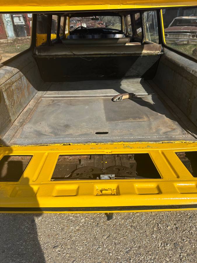 Checker-aero-bus-checker-convoy-1967-yellow-3