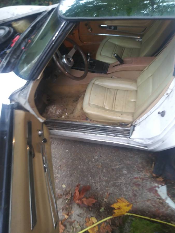 Cherolet-corvette-1977-white-2