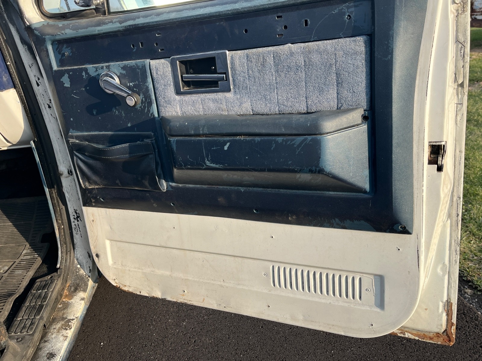 Chevrolet-12-Ton-Pickup-1983-24