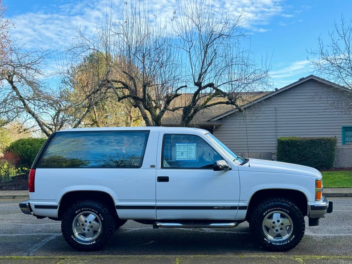 Chevrolet-2-door-tahoe-1992-white-1