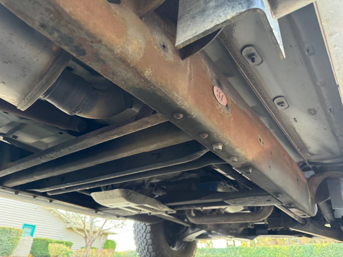 Chevrolet-2-door-tahoe-1992-white-14