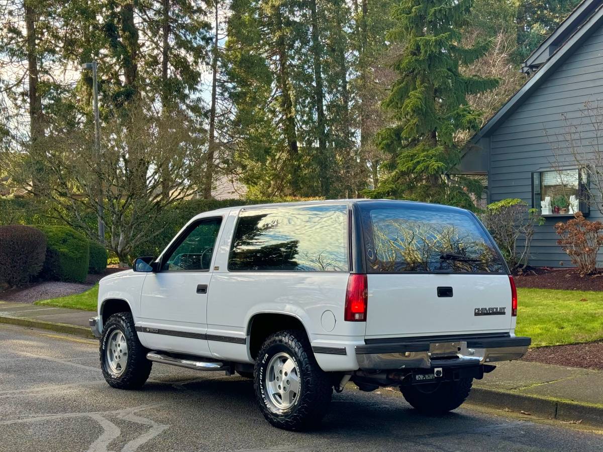 Chevrolet-2-door-tahoe-1992-white-4
