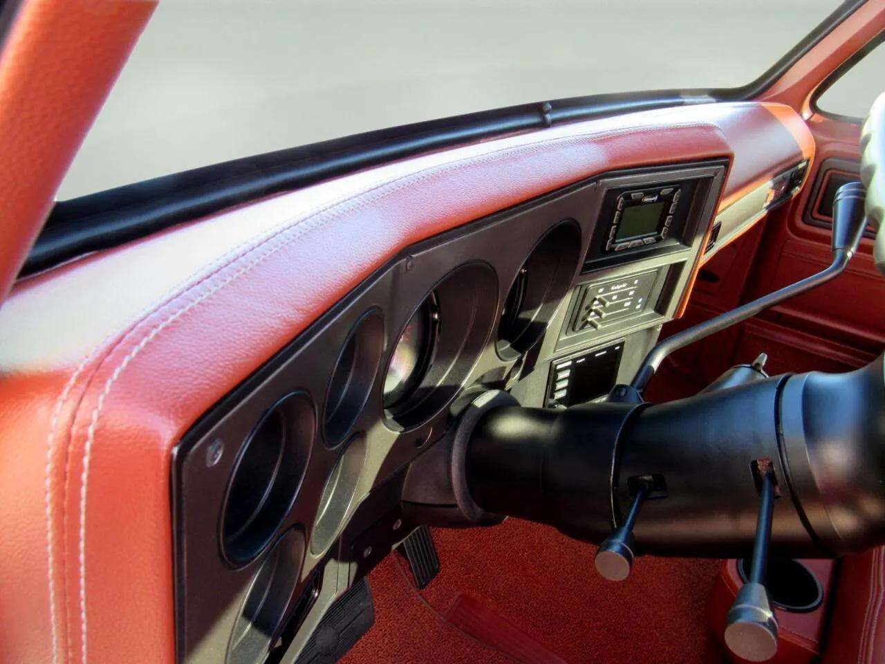 Chevrolet-C-10-1974-Classic-Car-36