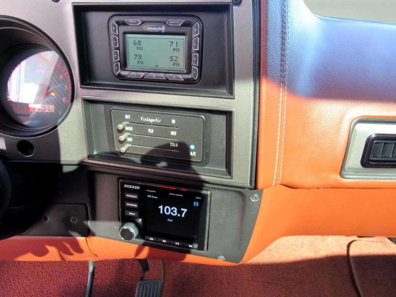 Chevrolet-C-10-1974-Classic-Car-39