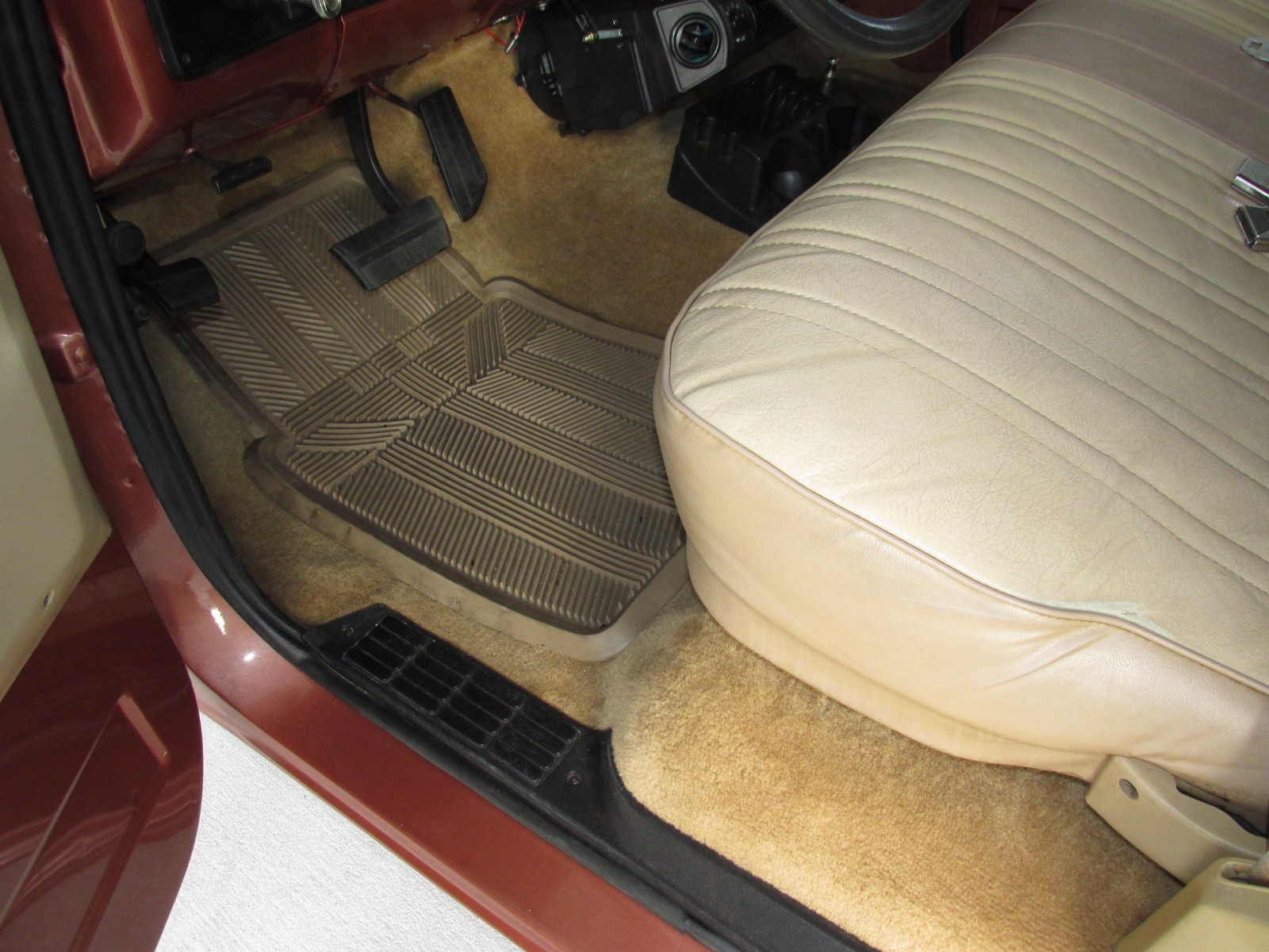 Chevrolet-C-10-1983-Standard-Cab-Pickup-18