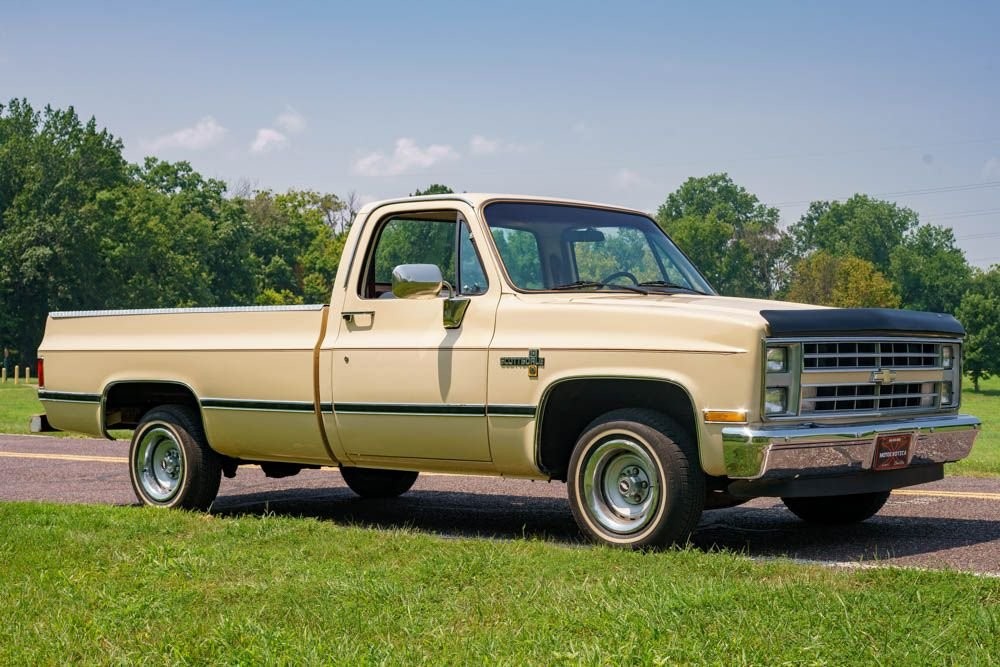 Chevrolet-C-10-1985-Standard-Cab-Pickup-2